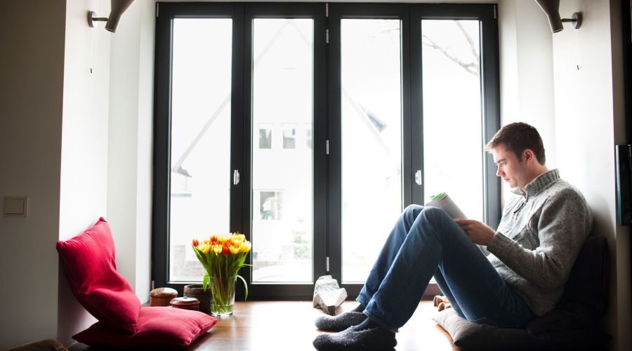 Mann sitzt am Fenster