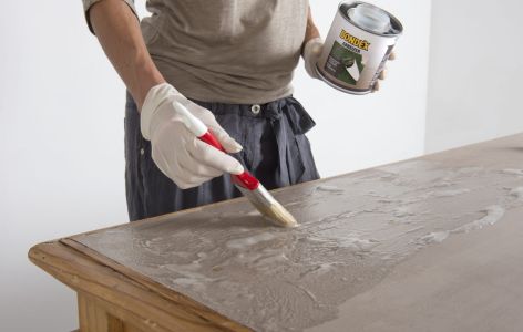 Abbeizer auf alten Tisch aufbringen abbeizen