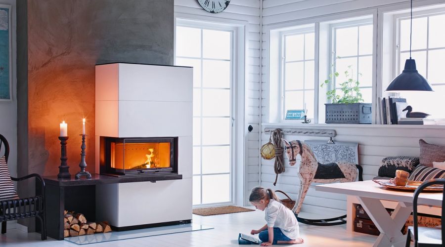 Kamin, davor ein spielendes Kind