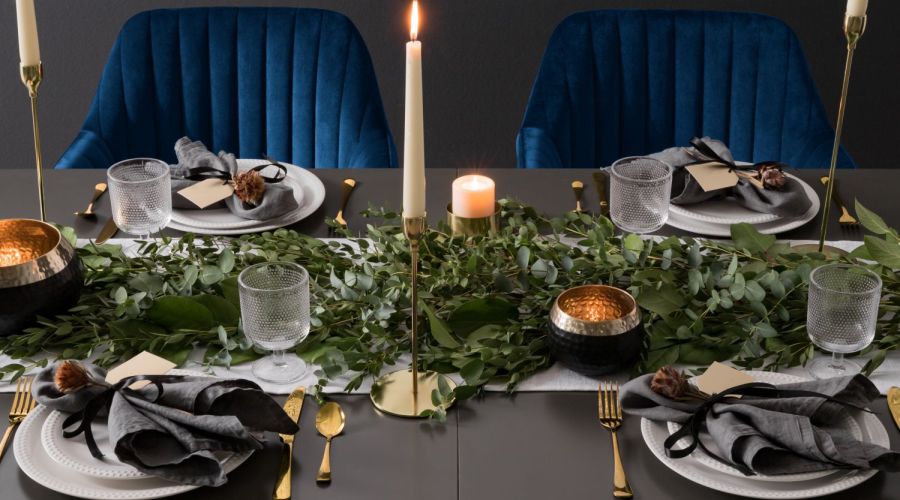 Festtafel Weihnachten natürlich geschmückt Eukalyptus blau glamourös