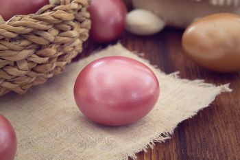 Osterei mit Wachs einreiben glänzend