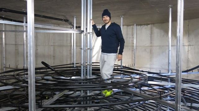 Felix Neureuther beim Einbau des Speichers