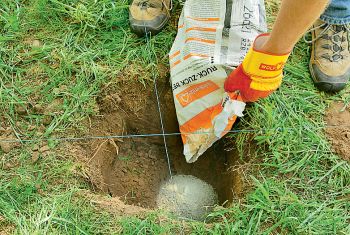 Beton wird in Erdloch gefüllt
