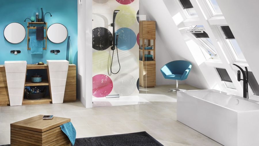 Buntes Badezimmer im Dach