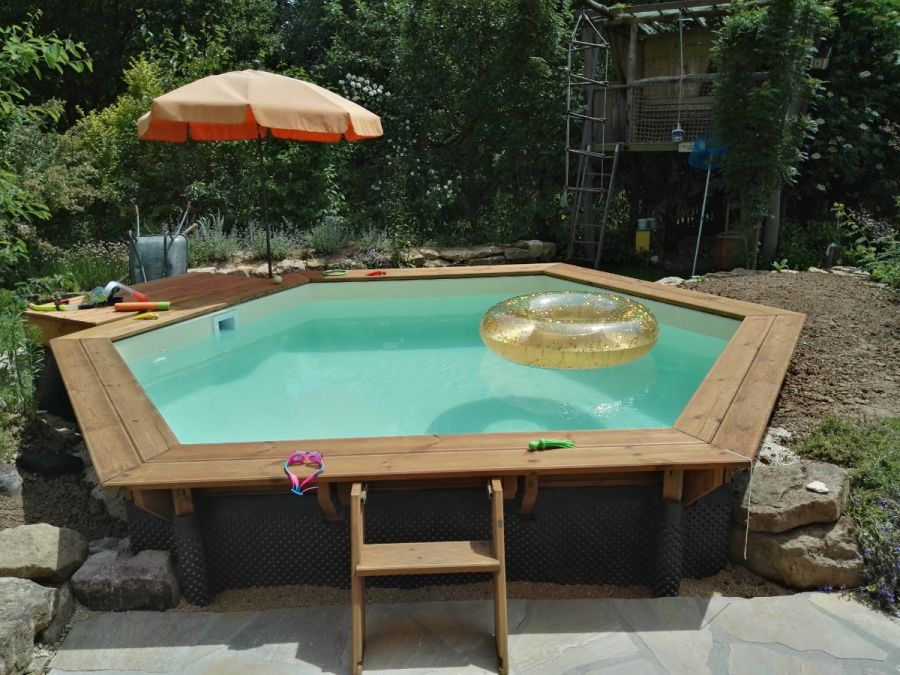 Holzpool fertig mit Wasser