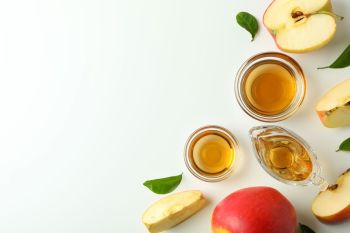 Äpfel und Schalen mit Apfelessig