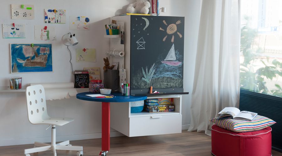 Bauanleitung Bastelschrank mit schwenkbarem Tisch für Kinder