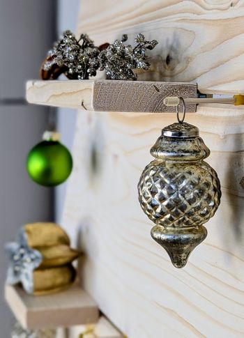 Schmuck am Holz-Weihnachtsbaum