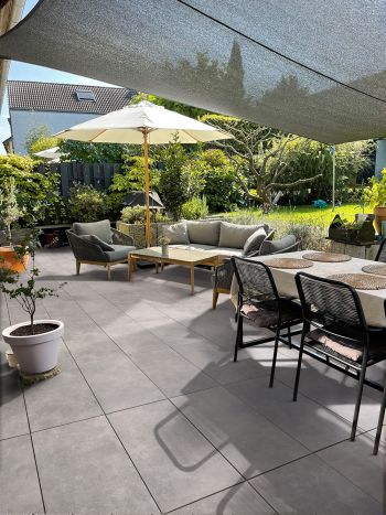 Terrasse mit großformatigen Massivbeton-Verbundplatten in heller Steinoptik