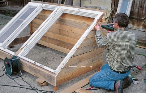 Frühbeet-Aufsatz aus alten Fenstern und Brettern selber bauen