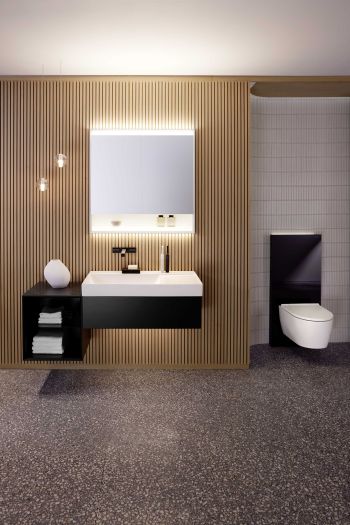 Moderner Badezimmerspiegel mit indirekter Beleuchtung über Waschtisch und Waschbecken