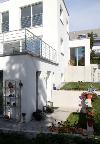 Keller am Hang teilweise im Erdreich