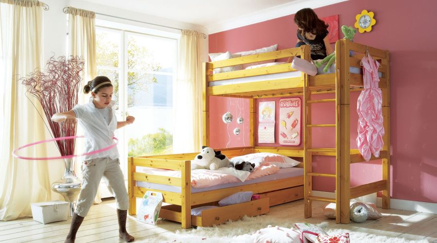 Kinderzimmer mit spielendem Kind