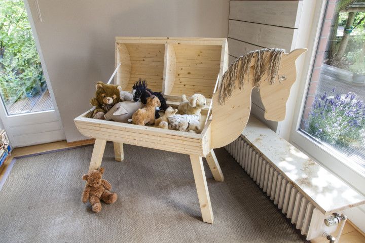 Pferd mit Kuscheltieren im Bauch