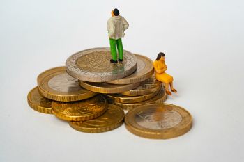 Getrenntes Ehepaar sitzt auf Euromünzen