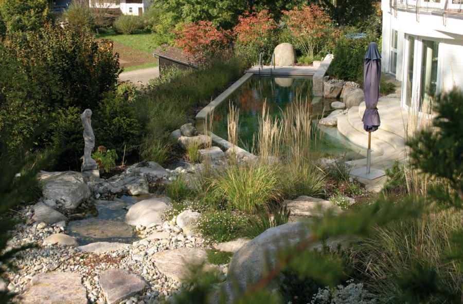 Schwimmteich mit Bachlauf