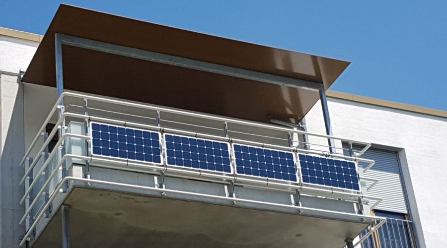 Balkonkraftwerk Solaranlage für die Steckdose an Balkonbrüstung