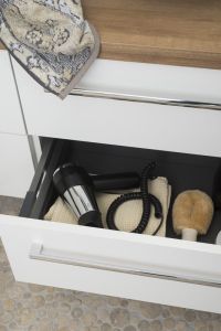 Waschtisch mit Badutensilien