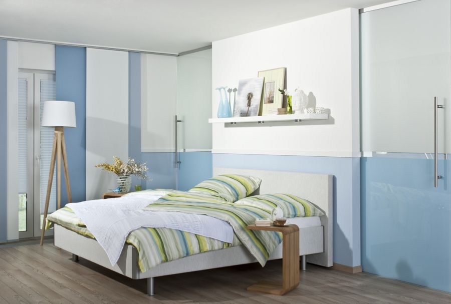 Trennwand mit Schiebetüren im Schlafzimmer