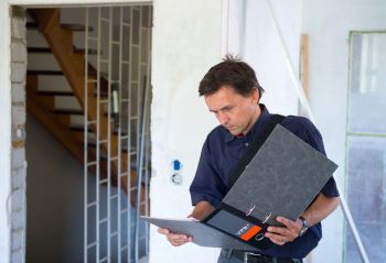 Altes Haus durch Sachverständigen prüfen