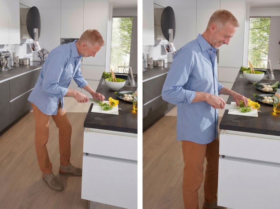 Ein zweigeteiltes Bild zeigt links einen Mann, der sich mit gekrümmtem Rücken über eine zu niedrige Arbeitsplatte beugt. Rechts steht derselbe Mann aufrecht und entspannt an einer deutlich höheren Fläche beim Schneiden von Gemüse.