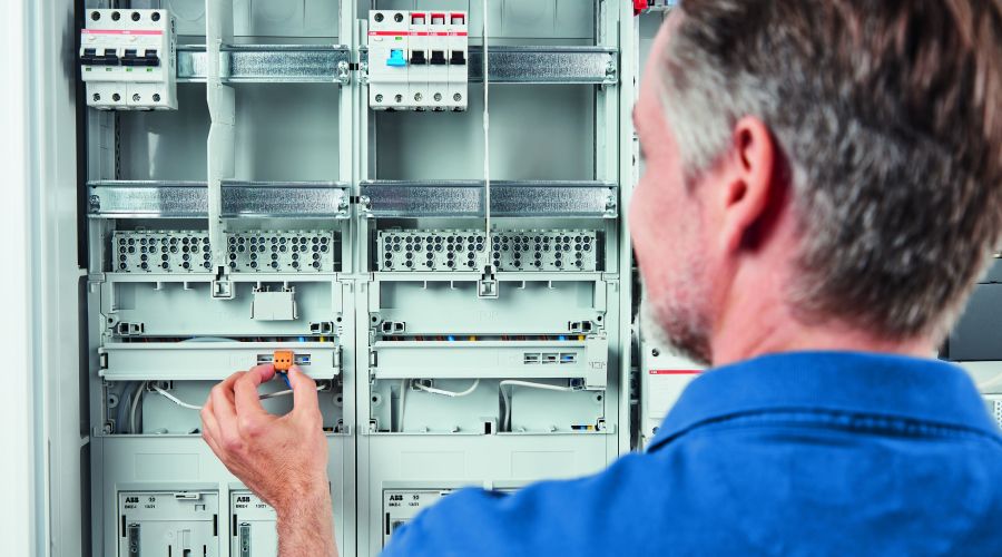 Elektriker beim Zählerschrank-Einbau