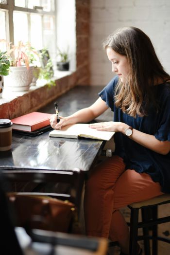 Junge Frau arbeitet am Schreibtisch