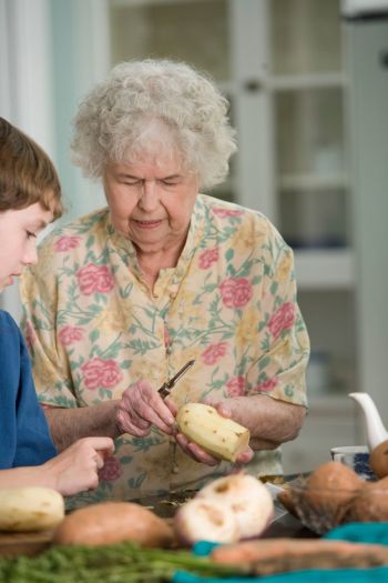 Oma und Enkel beim Kochen