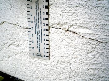Baumangel Risse im mauerwerk bei alten haus