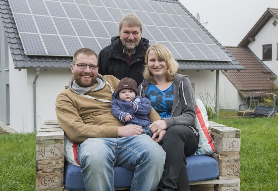 Familie vor Haus