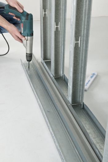 Wandaufbau mit Metallgerüst