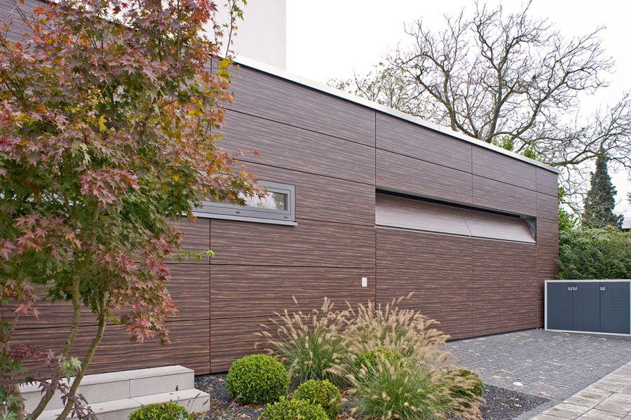 Garage: flächigbündig in die Fassade integriert