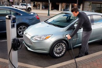 Öffentliche Ladesäule fürs Laden E Auto e-auto an einer Ladesäule Ladestation
