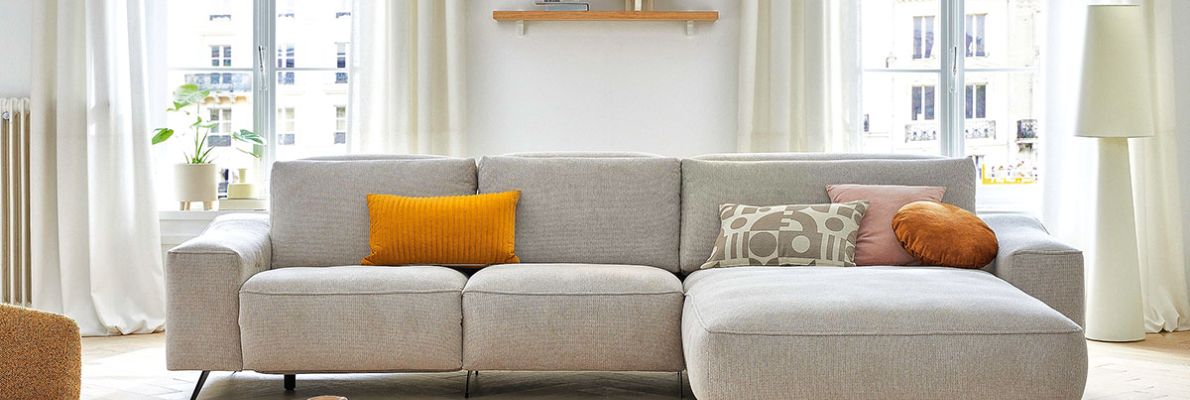 Mehrteilige Polsterserie in Wohnzimmer-Ambiente