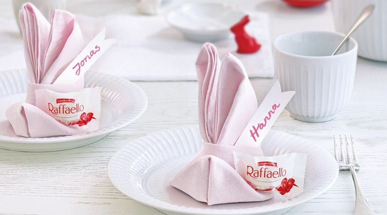 Rosafarbene Osterhasen, aus einer Serviette gefaltet