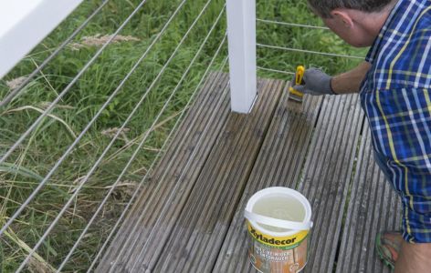 Holzterrasse streichen