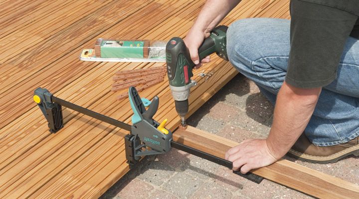 Lagerhölzer werden mit Terrassendielen verschraubt