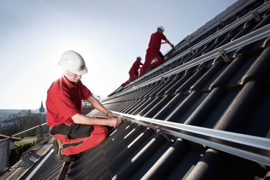 Photovoltaik-Installateure bei der Arbeit