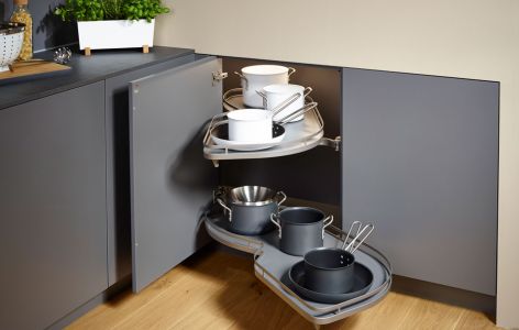 Geöffneter Eckschrank