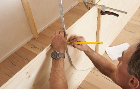 Skizze auf Holzplatte anfertigen