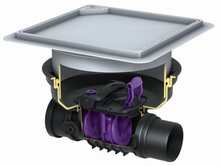 Ein technischer Querschnitt einer modernen Rückstauklappe für den Bodeneinbau. Man erkennt das schwarze Kunststoffgehäuse, die zwei violetten Verschlussklappen im Inneren und den quadratischen, grauen Deckel für den Wartungszugang.