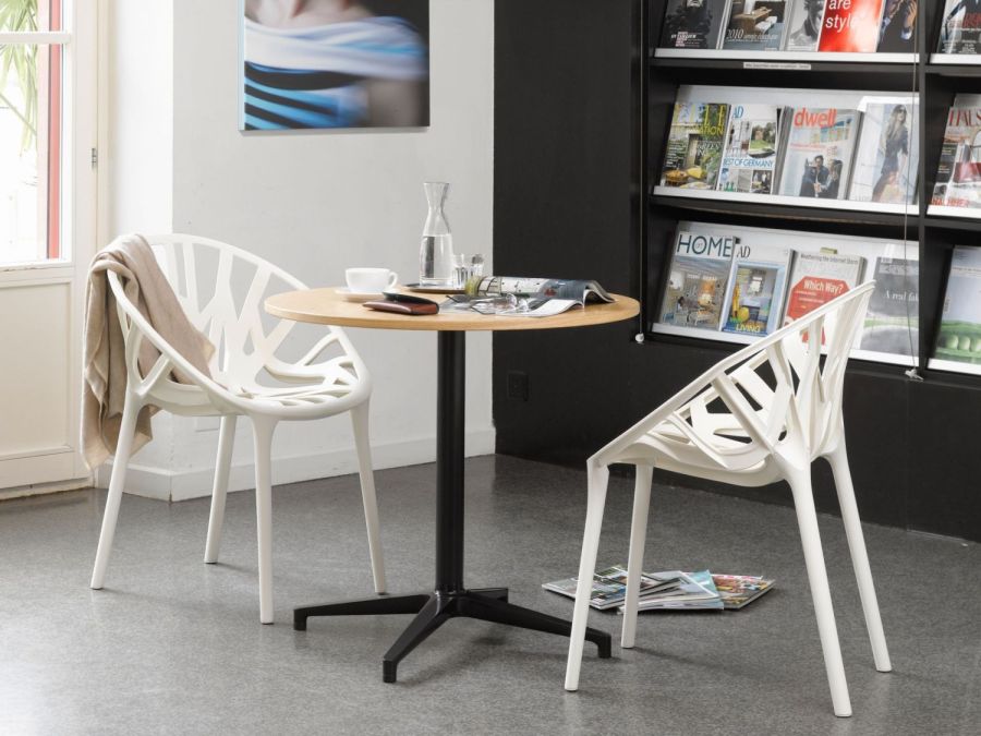 Zwei weiße Stühle des Modells "Vegetal"