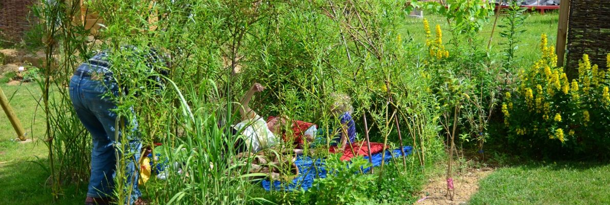 Begrüntes Weidentipi mit Kind und Eltern im Tipi