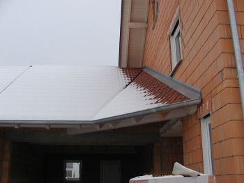 Winterbaustelle mit Schnee