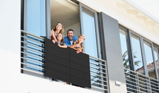 Familie am Balkon mit Balkon-Solaranlage