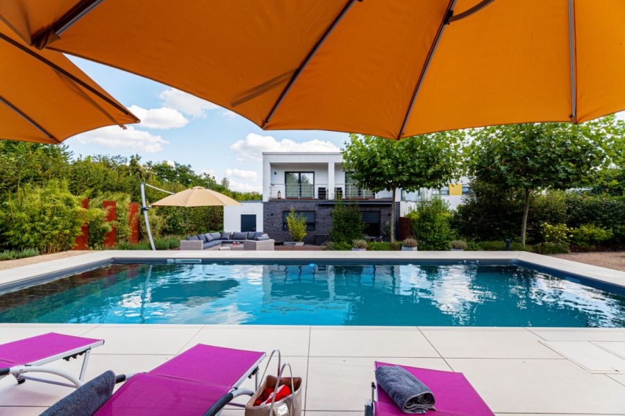 Moderner Pool mit Garten