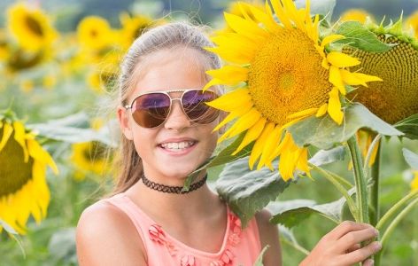 Mädchen mit Sonnenblume
