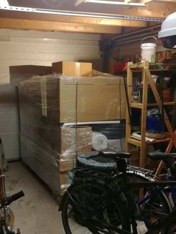 angelieferter Fertigpool in Garage