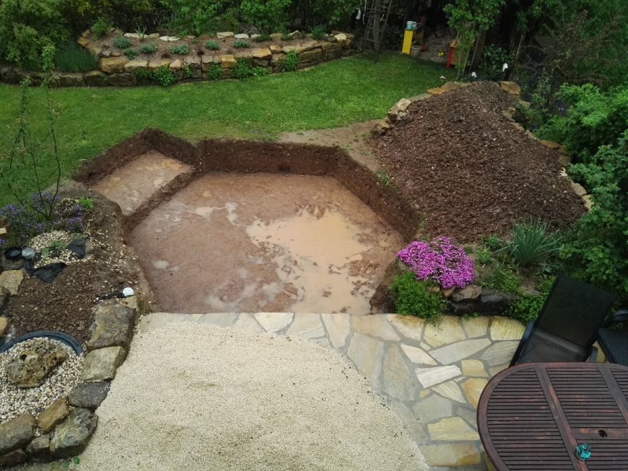 Baugrube für Pool mit Technikkasten