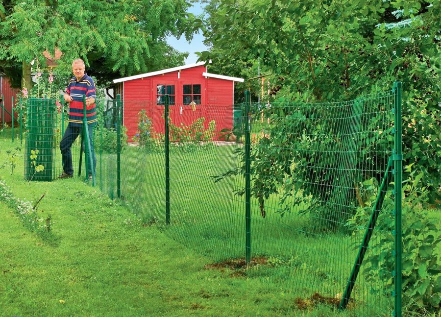 Gitterzaun wird entlang des Gerüsts aufgespannt